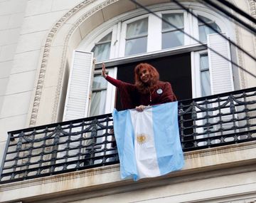 Cristina Kirchner saludó desde el balcón por el 25 de Mayo.