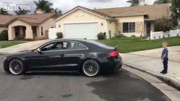 Le sacó el diente flojo a su hijo con un auto Le sacó el diente flojo a su hijo con un auto