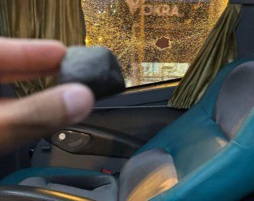 La barra de Tigre se equivocó y atacó a piedrazos el micro de sus propios jugadores