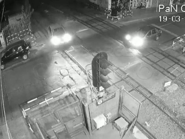 Imprudencia al volante: un automovilista condujo sobre las vías del tren Sarmiento