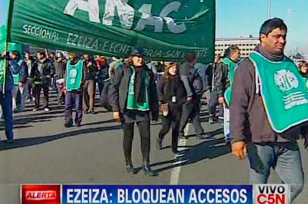 Empleados de ATE bloquean el acceso al aeropuerto de Ezeiza