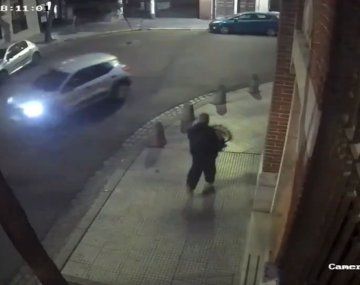 El ladrón escapando con la imagen de la Virgen de Luján