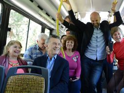 Mauricio Macri y Guillermo Dietrich en colectivo Mauricio Macri y Guillermo Dietrich en colectivo