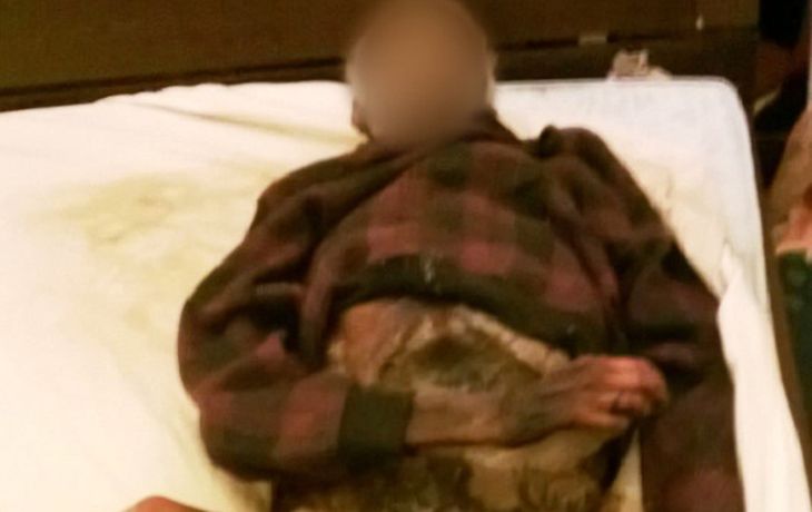 Una mujer compartió un año la cama con el cadáver de su marido