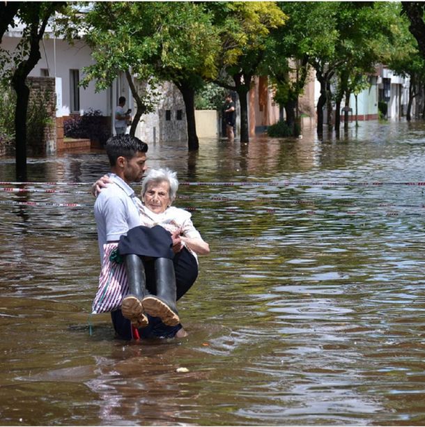 Andrés sacando a su abuela del agua. Crédito: Instagram @95clarck
