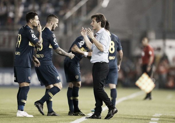 Gustavo Barros Schelotto dando indicaciones