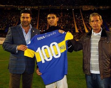 Mecheti junto al presidente xeneize, Daniel Angelici, y el socio 100.000 de Boca.
