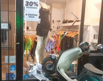 Puso en marcha su moto y terminó dentro de una vidriera