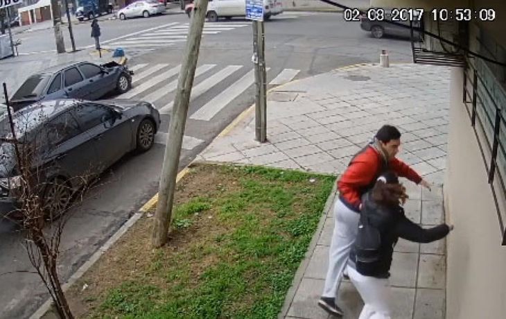 VIDEO: Una pareja casi es atropellada durante una impactante persecución