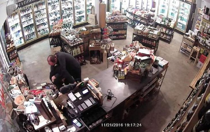 Ladrón armado en Venice (Los Ángeles) reducido por el dueño del comercio