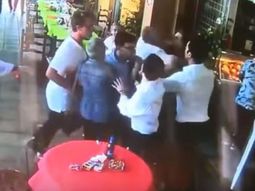 Fueron a comer a un restaurante y terminaron a las trompadas con los mozos Fueron a comer a un restaurante y terminaron a las trompadas con los mozos