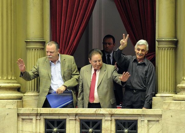 Tres miembros del Operativo Cóndor saludan en la Cámara de Diputados durante un homenaje en 2012.