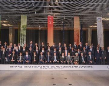 El ministro de Hacienda, Nicolás Dujovne, en la foto de familia de la  tercera reunión de ministros de Finanzas y presidentes de Bancos  Centrales del G20