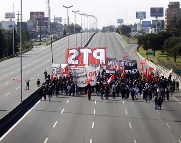 {altText(,#ParoDeTransporte: la izquierda bloqueó por 5 horas todos los accesos)}