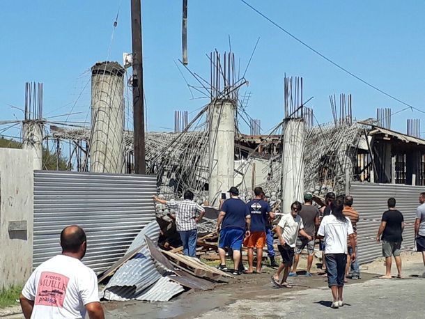 Al menos seis personas resultaron heridas y otras cuatro están atrapadas entre los escombros