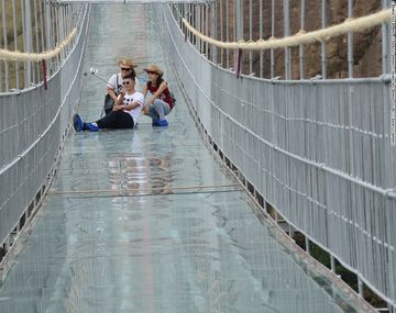 Pánico en el aire: China abre un puente con piso de cristal a 180 metros de altura