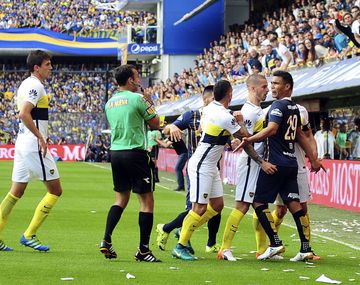 Darío Herrera le mostró la tarjeta roja a Teo Gutiérrez y Ricardo Centurión