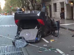 Impresionante choque y vuelco en Recoleta