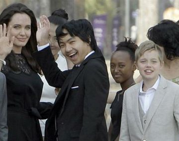 Angelina Jolie junto con sus hijos en la avant premiere de First they killed my father