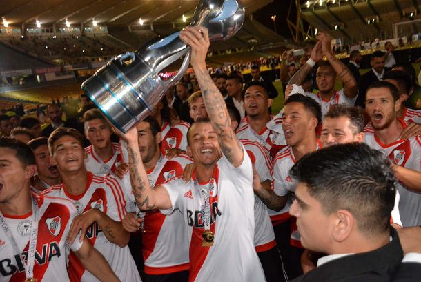 D´Alessandro levantando la Copa Argentina