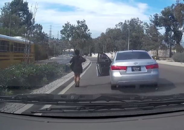 Insólito: abandonó su vehículo en marcha y provocó un accidente