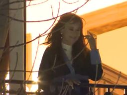 cristina kirchner volvio a salir al balcon para saludar a la militancia