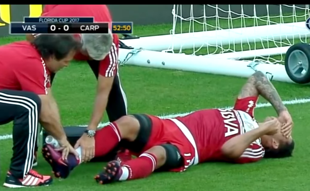 Driussi con gestos de dolor tras el choque con un central de Vasco da Gama