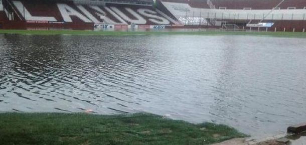 La tormenta transformó a la cancha de Lanús en una laguna