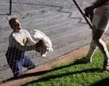 Bebote Álvarez volvió a ver a Independiente en una cancha y se llevó una camiseta