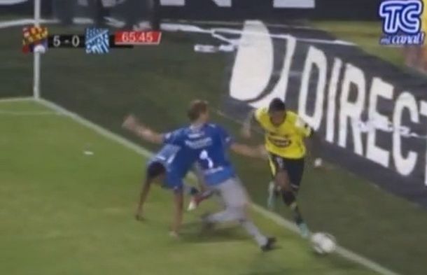 La patada del año la pegó un argentino en Ecuador