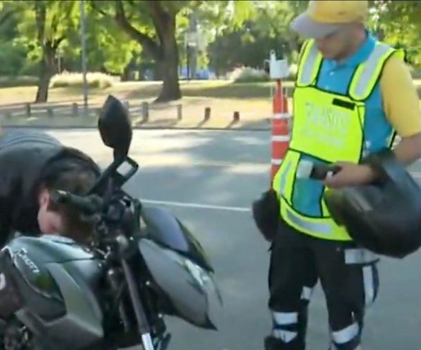 Alcoholemia en Palermo: multaron y sacaron la moto a un conductor de una app porque su pasajera dio positivo