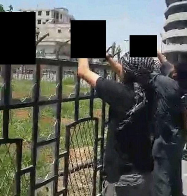Macabro: un terrorista se saca fotos sonriendo con cabezas en sus manos