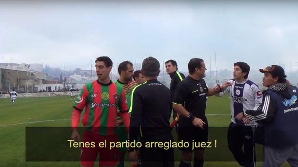 El colmo de la violencia en el fútbol: barras insultaron y escupieron a jugadores frente al árbitro