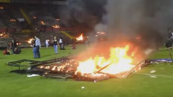 el peor final: un equipo descendio y sus hinchas prendieron fuego su estadio el peor final: un equipo descendio y sus hinchas prendieron fuego su estadio