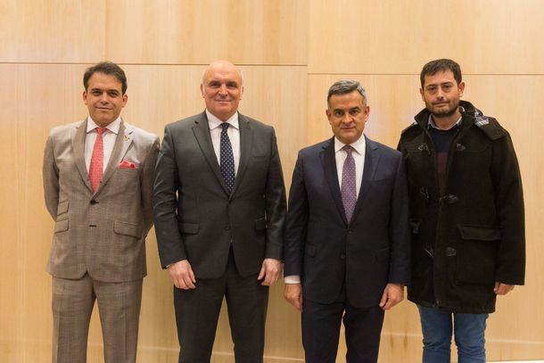 José Luis Espert flanqueado por su vice Luis Rosales y los referentes de la Ucedé y Unir