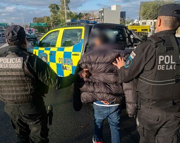 El sospechoso fue detenido en plana avenida General Paz por efectivos de la Policía de la Ciudad