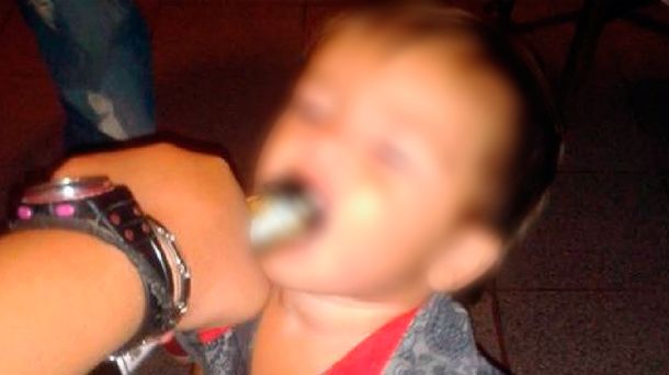 Facebook: una madre subió una foto de su bebé con una botella de sidra