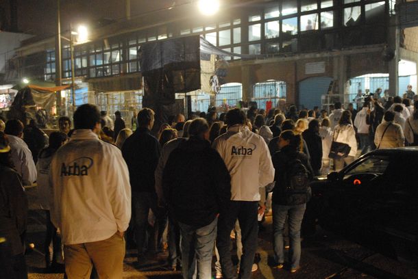 Sorpresivo operativo fiscal en la feria La Salada durante la madrugada