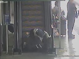 Mirá los terribles palos que se pega la gente subiendo por escalera mecánica