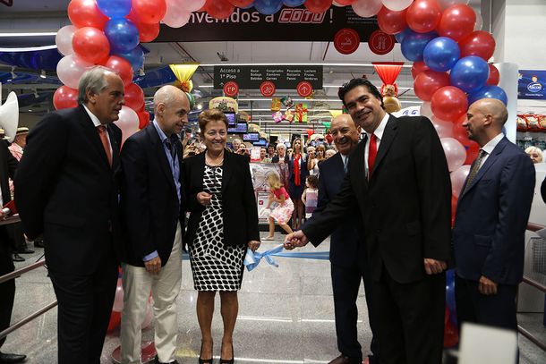 Coto abre un nuevo hipermercado frente al Jardín Botánico