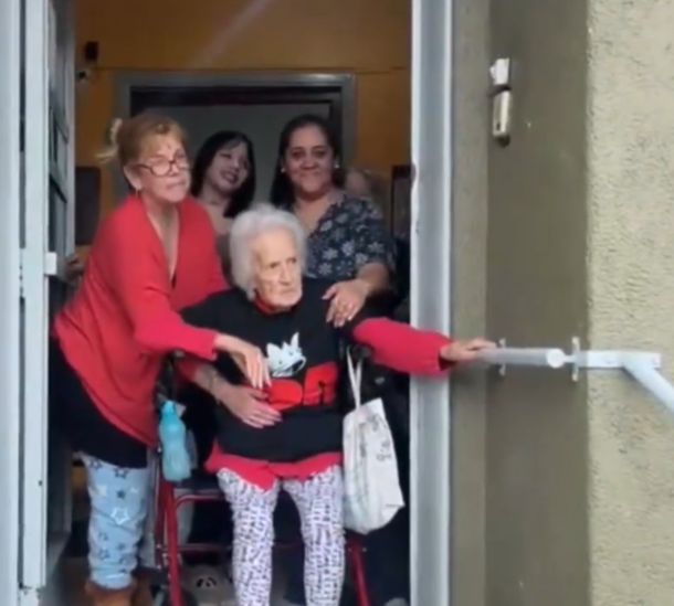 Abuela ricotera se sumó a la despedida de Indio Solari: salió a la puerta del geriátrico a saludar a los fans
