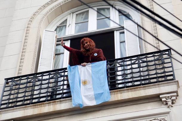 Cristina Kirchner saludó desde el balcón por el 25 de Mayo.