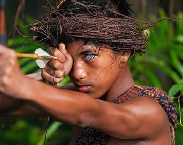 Ojos azules y brillantes: el sorprendente caso de una tribu de Indonesia