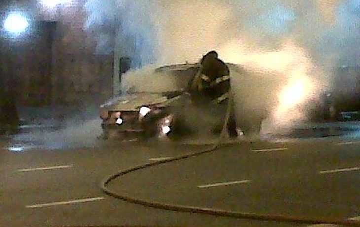 Susto en San Cristóbal por el incendio de un taxi