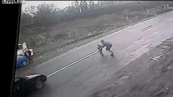 video: un padre heroe salva de milagro a su hijo de ser atropellado video: un padre heroe salva de milagro a su hijo de ser atropellado