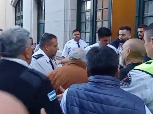 Militantes de Javier Milei insultaron a Pepe Mujica en la Feria del Libro