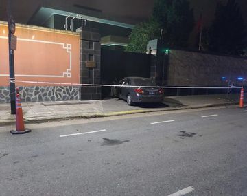 Internaron al joven que chocó contra el portón de la Embajada de China