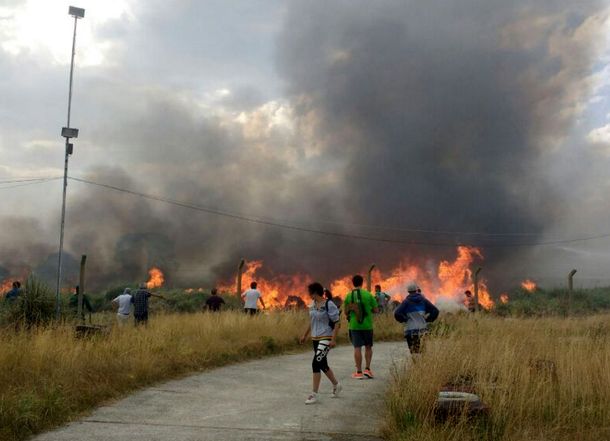 Vecinos combaten el fuego en Cariló
