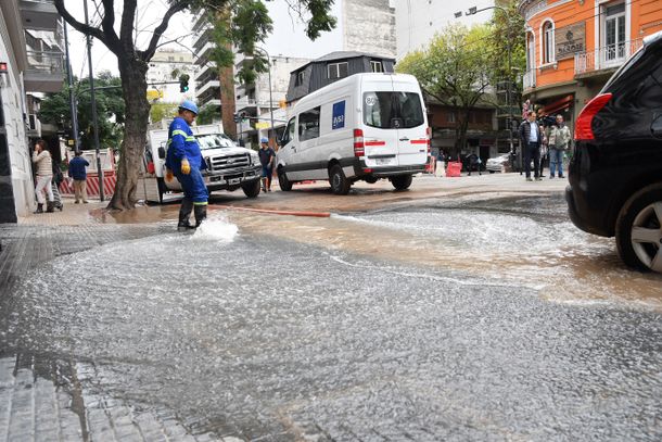 Se rompió un caño en Luis María Campos