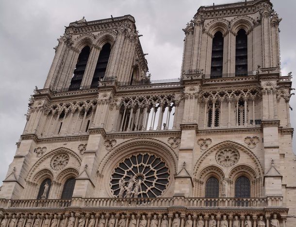 Notre Dame de París quedó desolada tras el incendio de este lunes